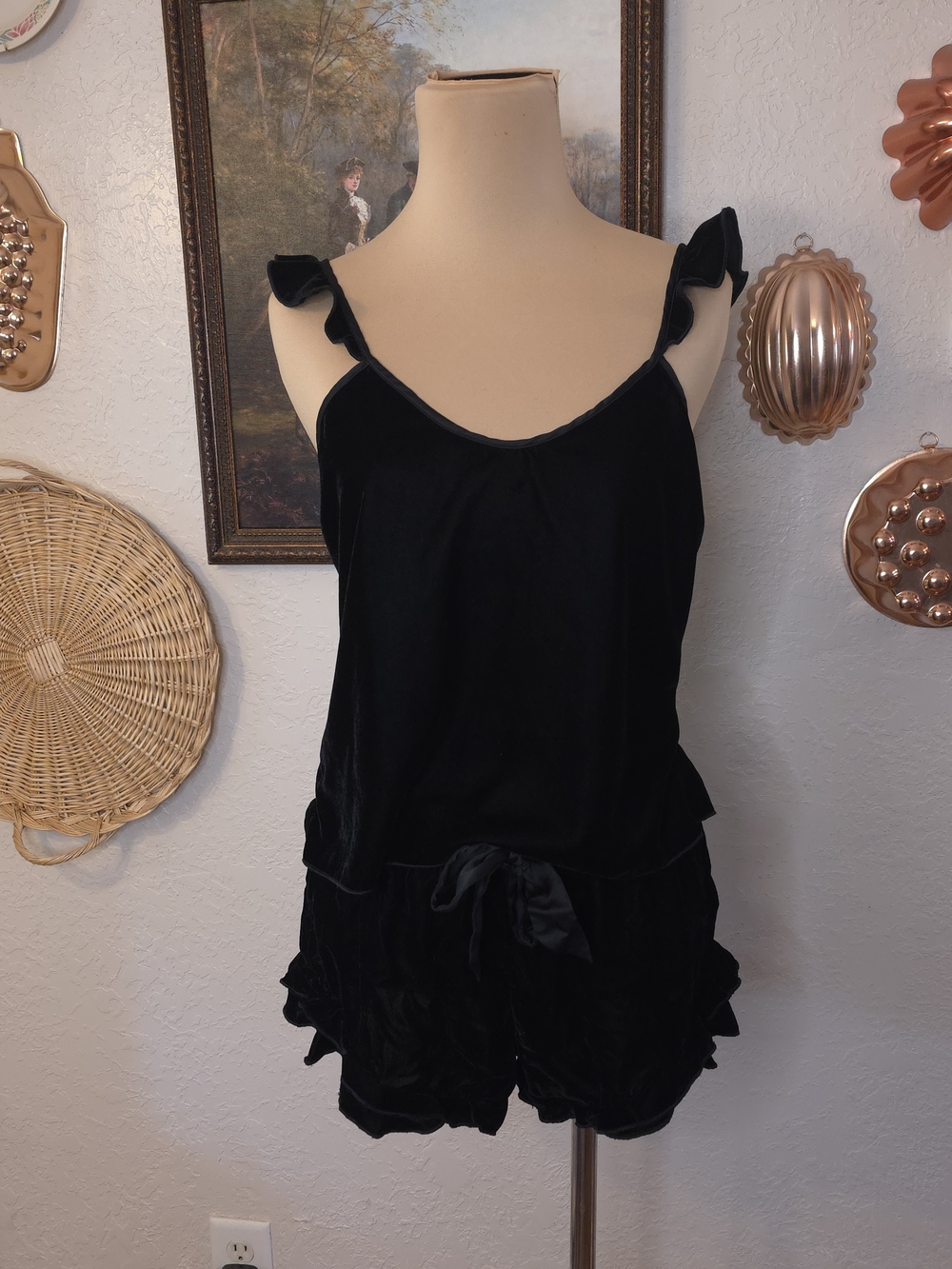 Victoria’s Secret Black Velvet Ruffle 2 Piece Pajama Cami Shorts Set Size Small